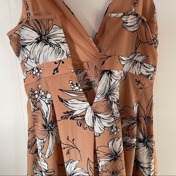 Flower print pleated romper with plunging neckline - Small - Picture 4 of 5